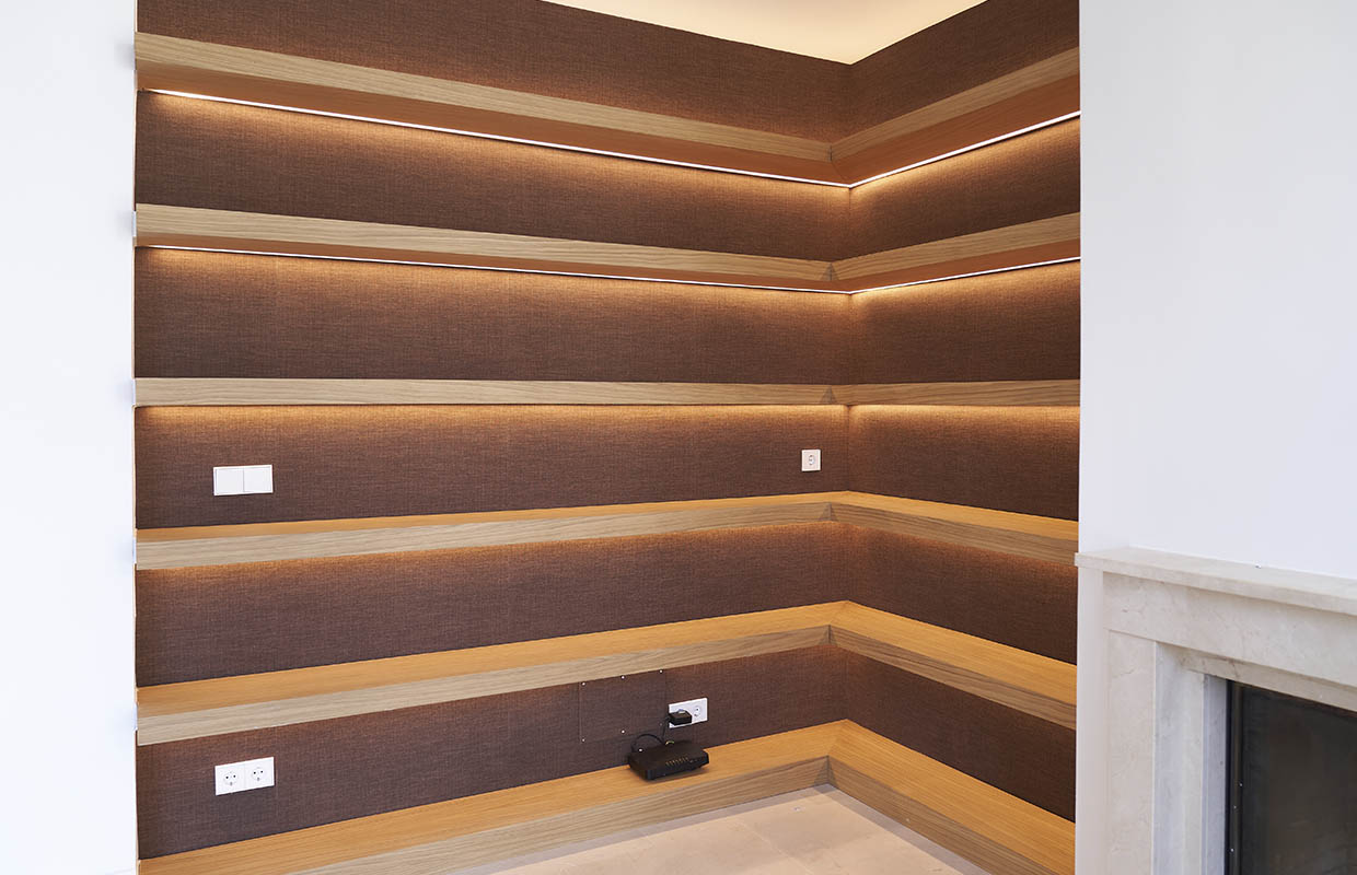 Carpintería en Cantabria: libreria a medida de madera con luz incorporada.