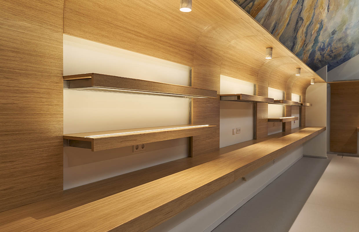 Carpintería en Cantabria: estanterias de madera a medida con luz incorporada.