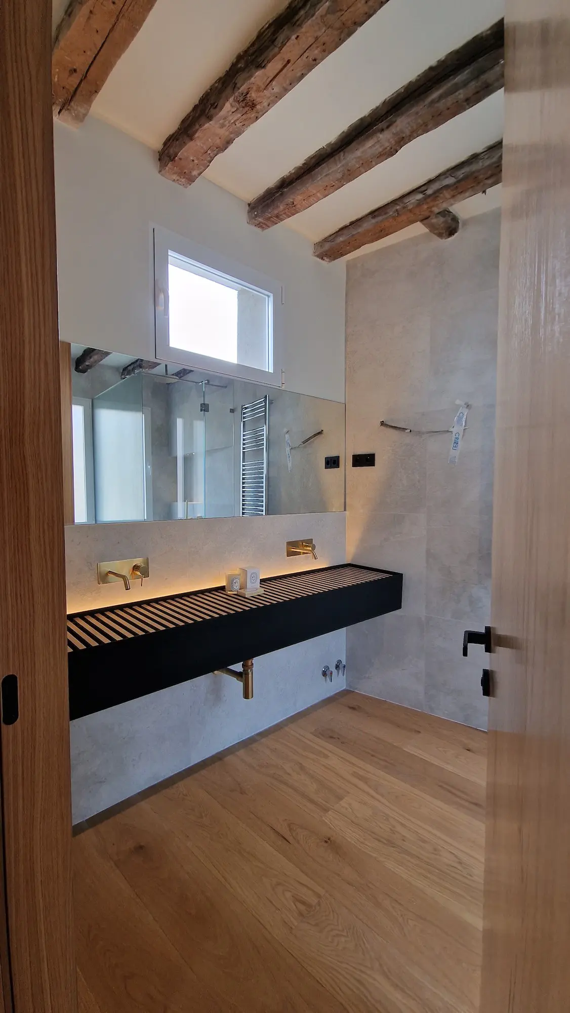 Carpintería en Cantabria: encimera de baño a medida