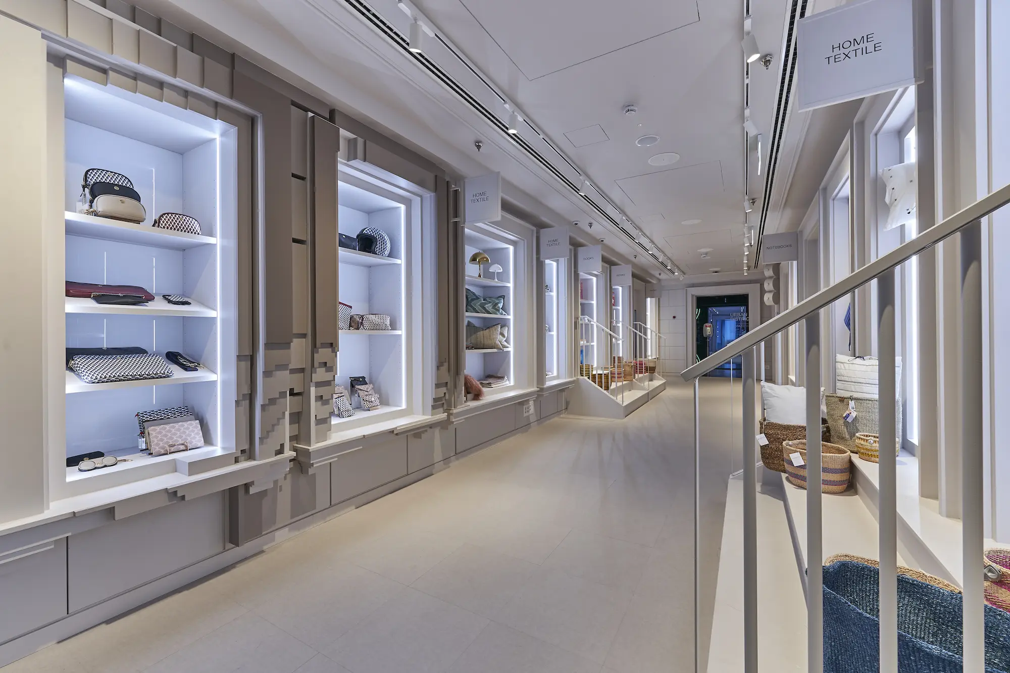 Carpintería de madera en WOW CONCEPT en la céntrica Gran Vía de Madrid.