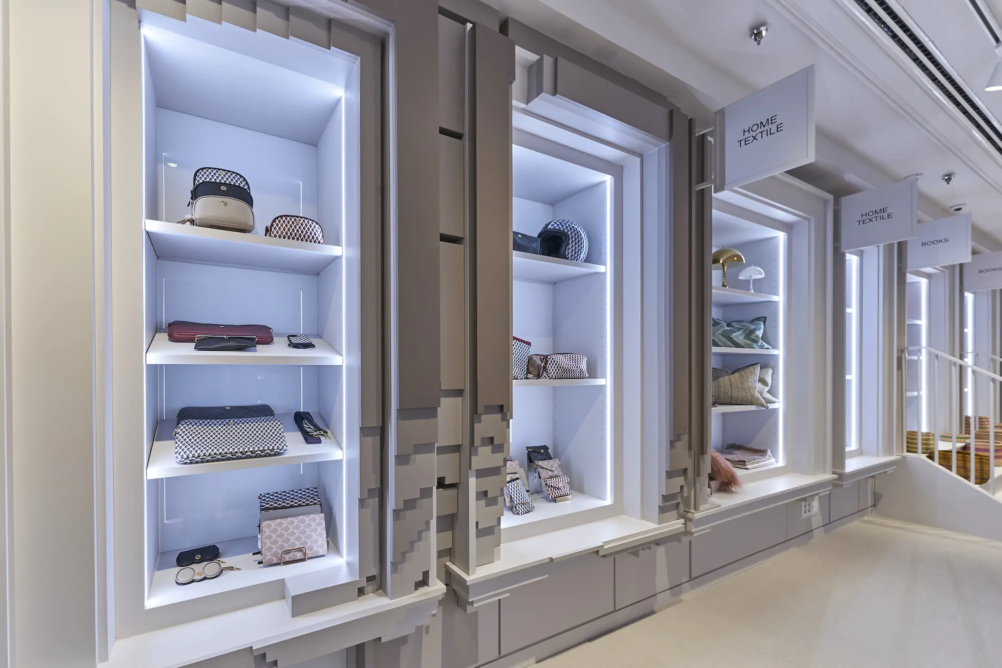 Carpintería de madera en WOW CONCEPT en la céntrica Gran Vía de Madrid.