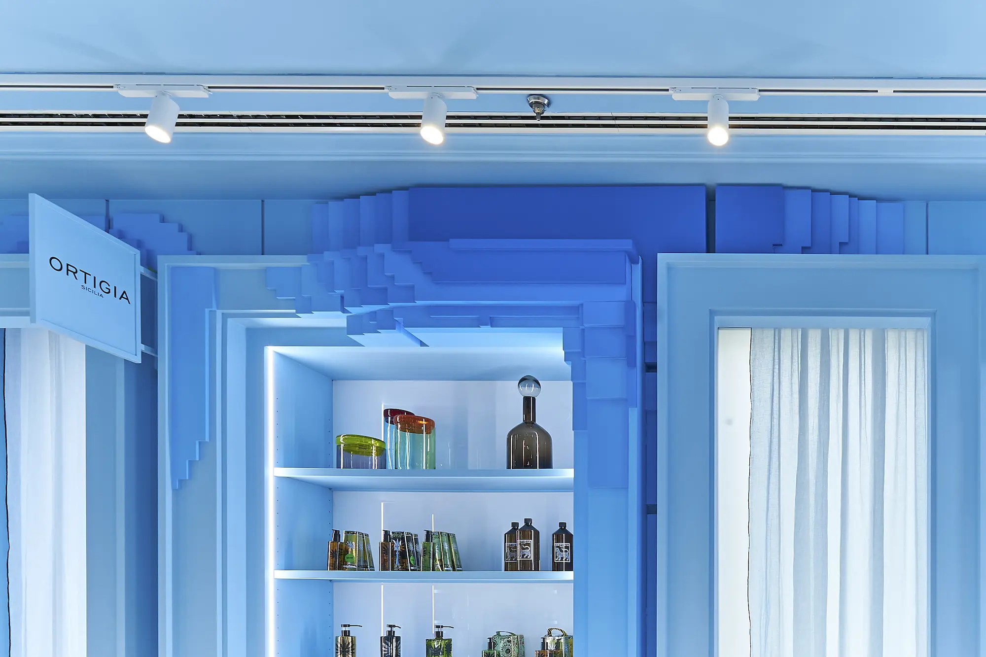 Carpintería de madera en WOW CONCEPT en la céntrica Gran Vía de Madrid.