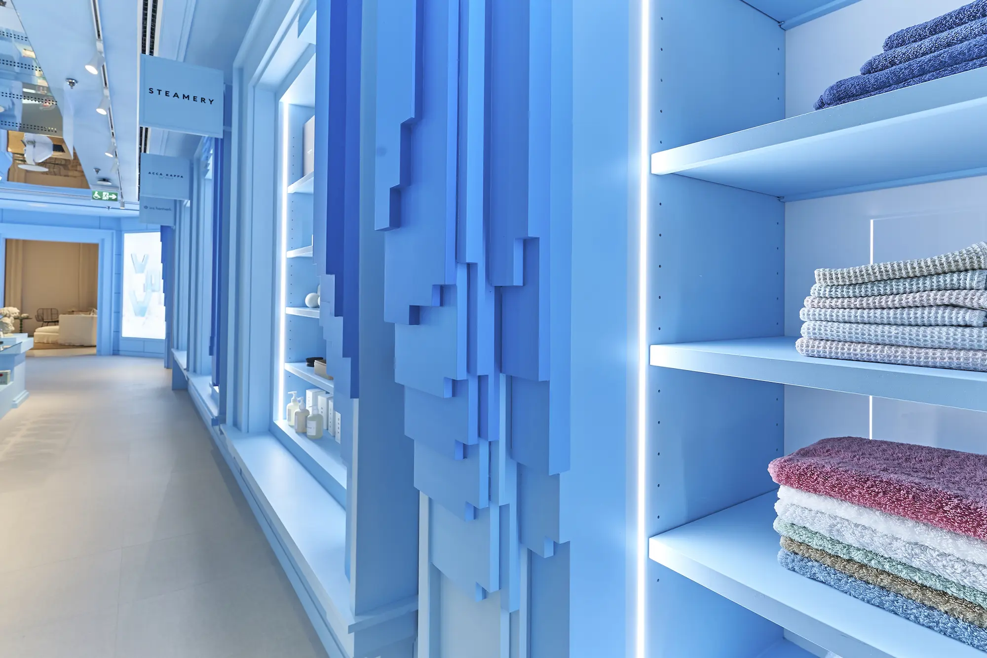 Carpintería de madera en WOW CONCEPT en la céntrica Gran Vía de Madrid.