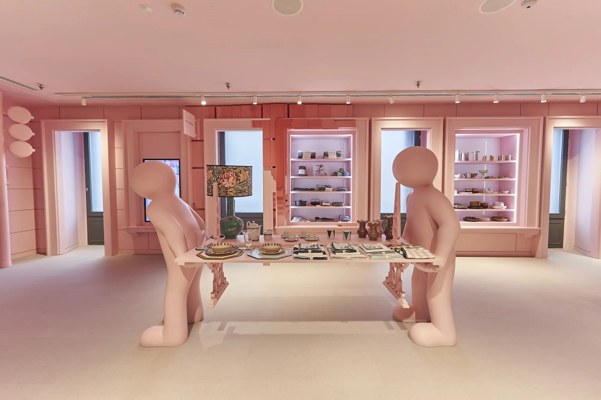 Carpintería de madera en WOW CONCEPT en la céntrica Gran Vía de Madrid.