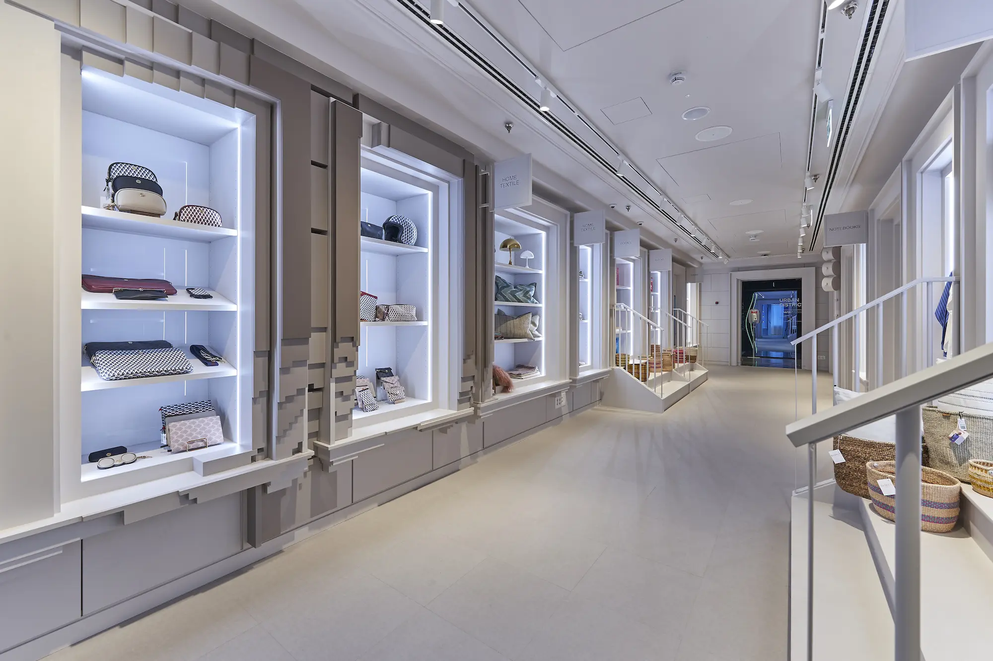 Carpintería de madera en WOW CONCEPT en la céntrica Gran Vía de Madrid.