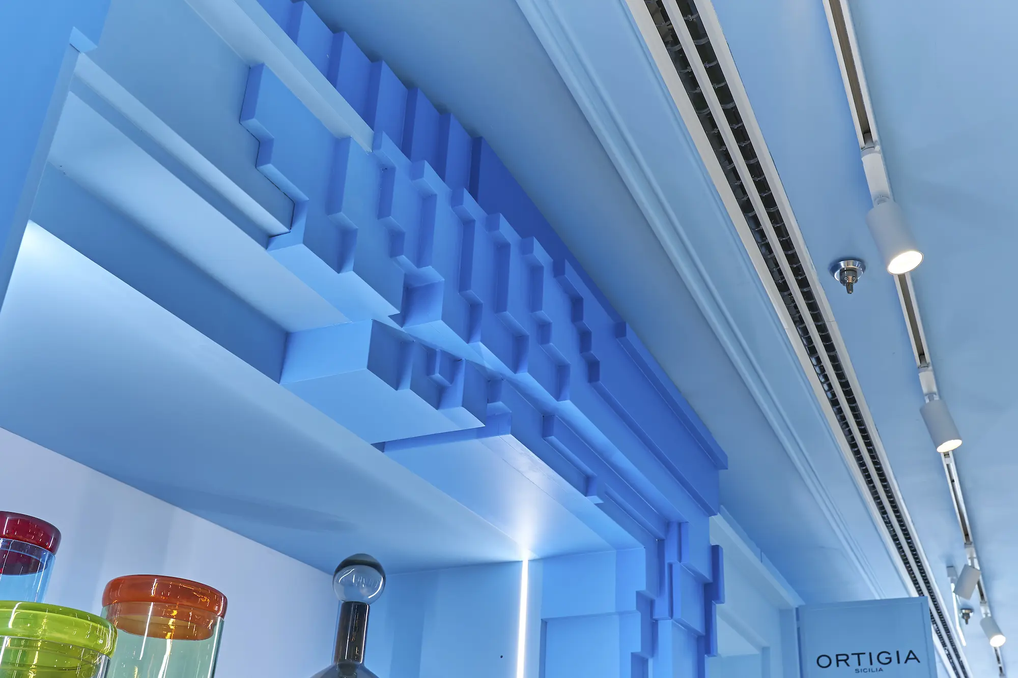 Carpintería de madera en WOW CONCEPT en la céntrica Gran Vía de Madrid.