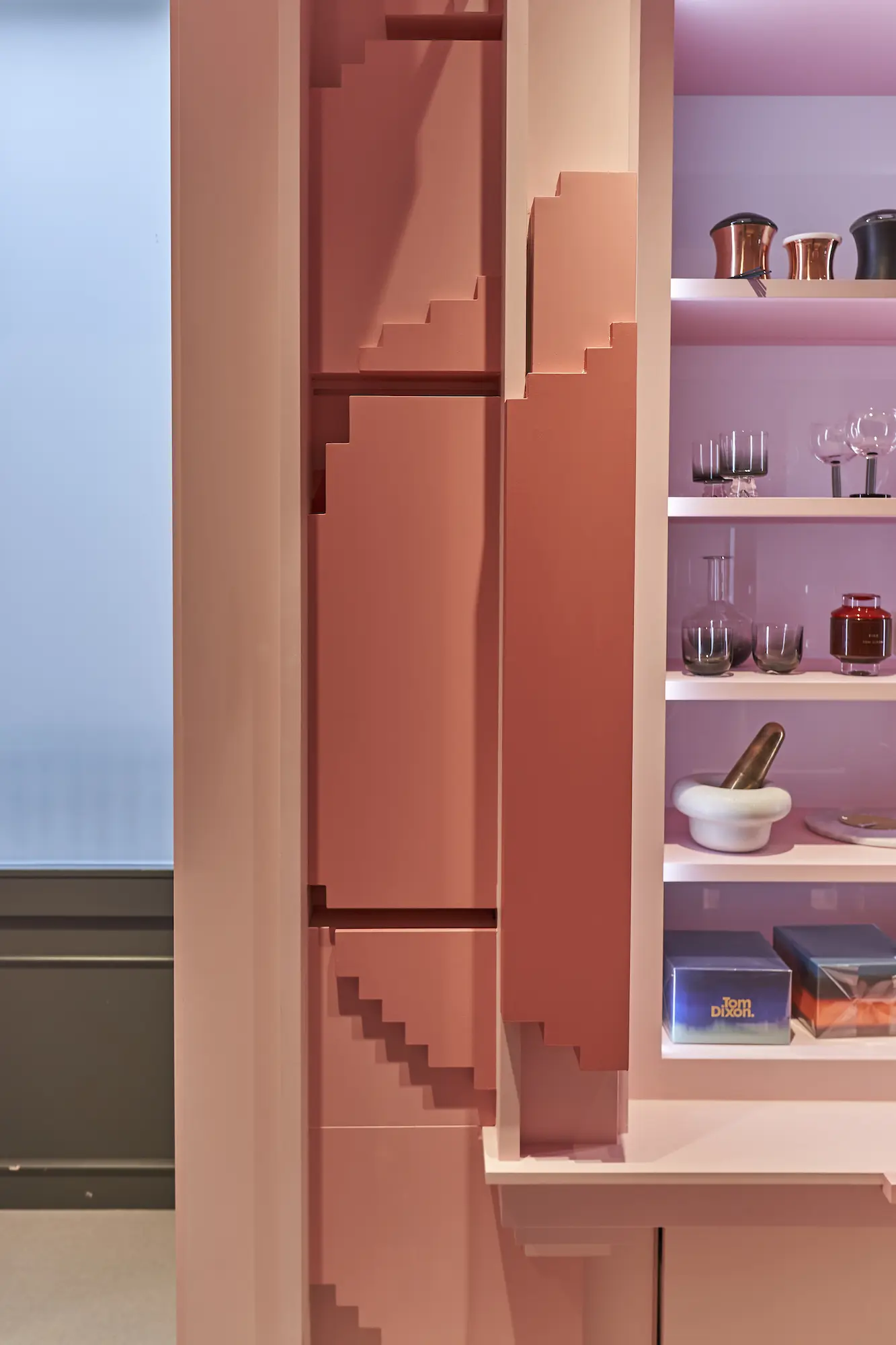 Carpintería de madera en WOW CONCEPT en la céntrica Gran Vía de Madrid.