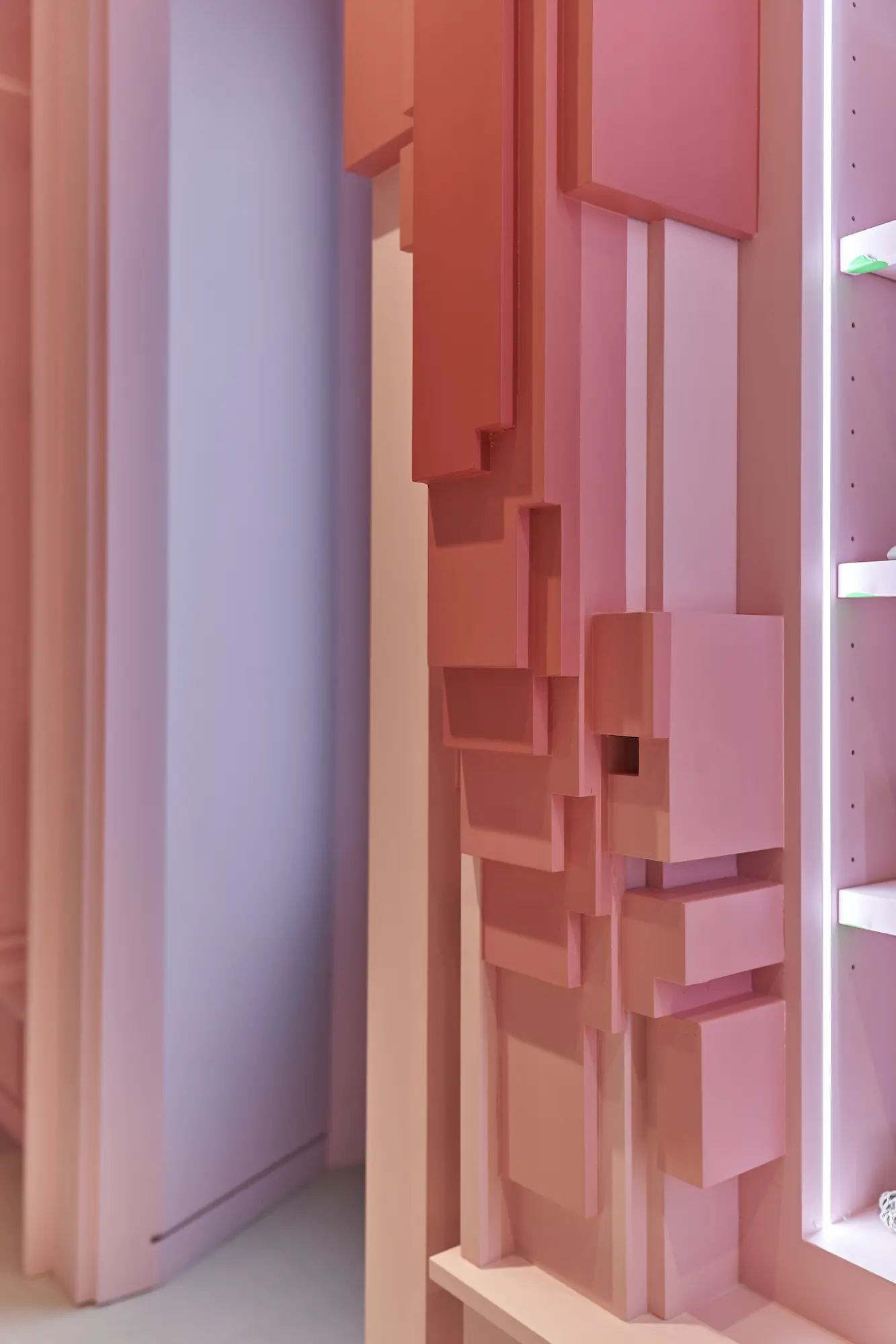 Carpintería de madera en WOW CONCEPT en la céntrica Gran Vía de Madrid.