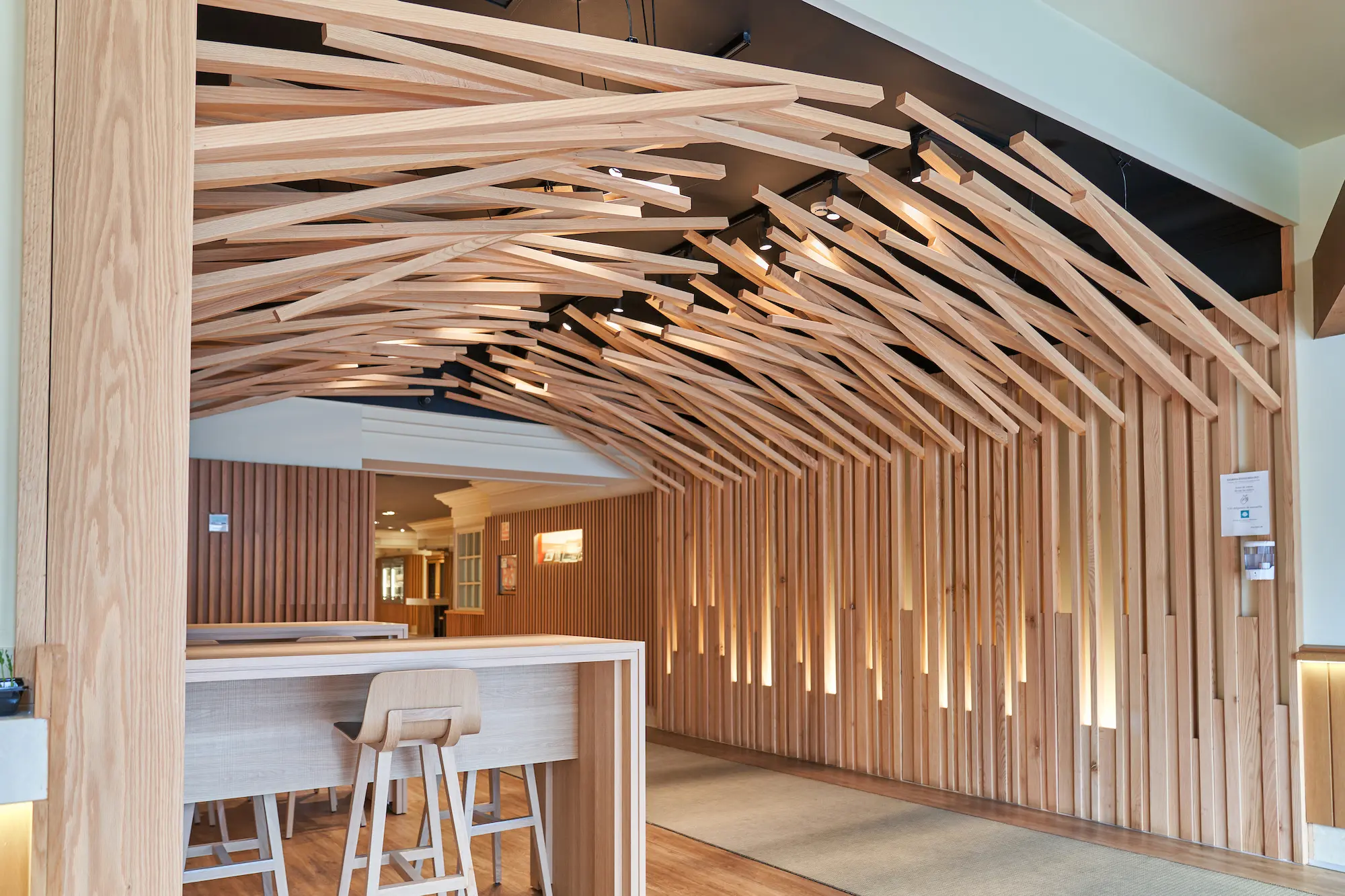 carpintería en el vestíbulo del Restaurante Zaldiaran, de Vitoria.