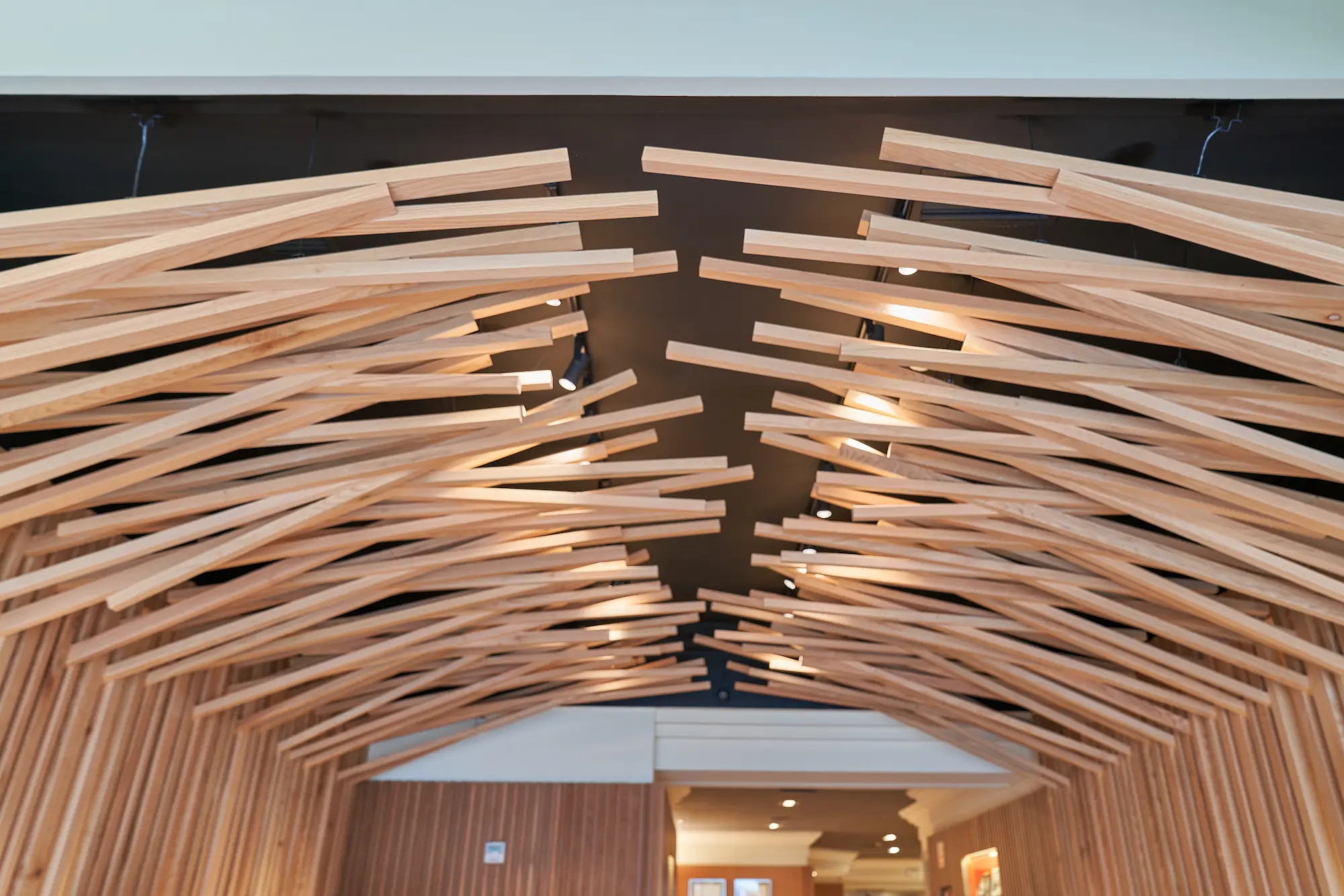 carpintería en el vestíbulo del Restaurante Zaldiaran, de Vitoria.