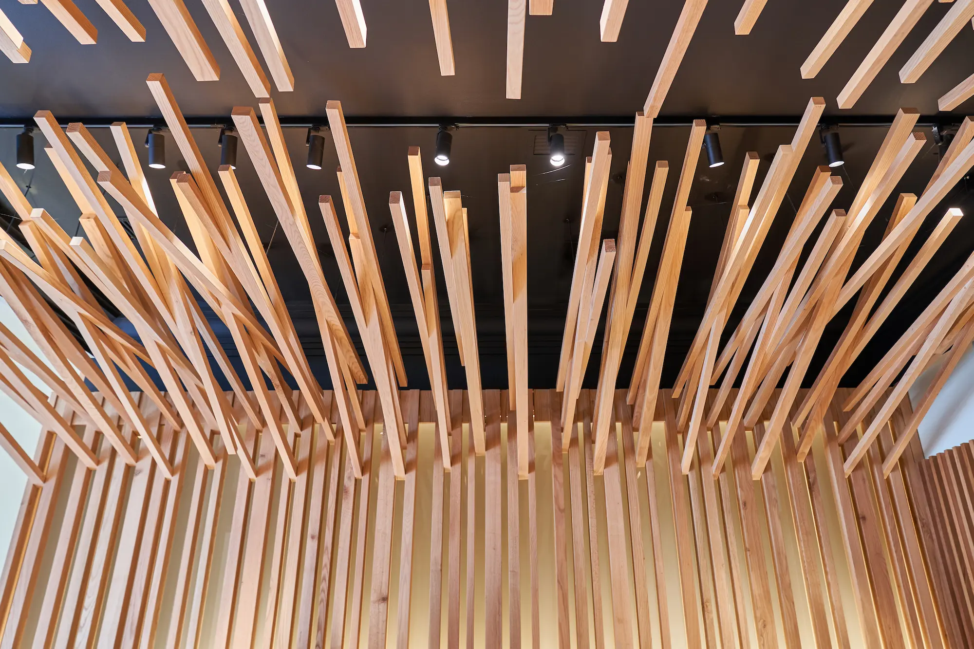 carpintería en el vestíbulo del Restaurante Zaldiaran, de Vitoria.