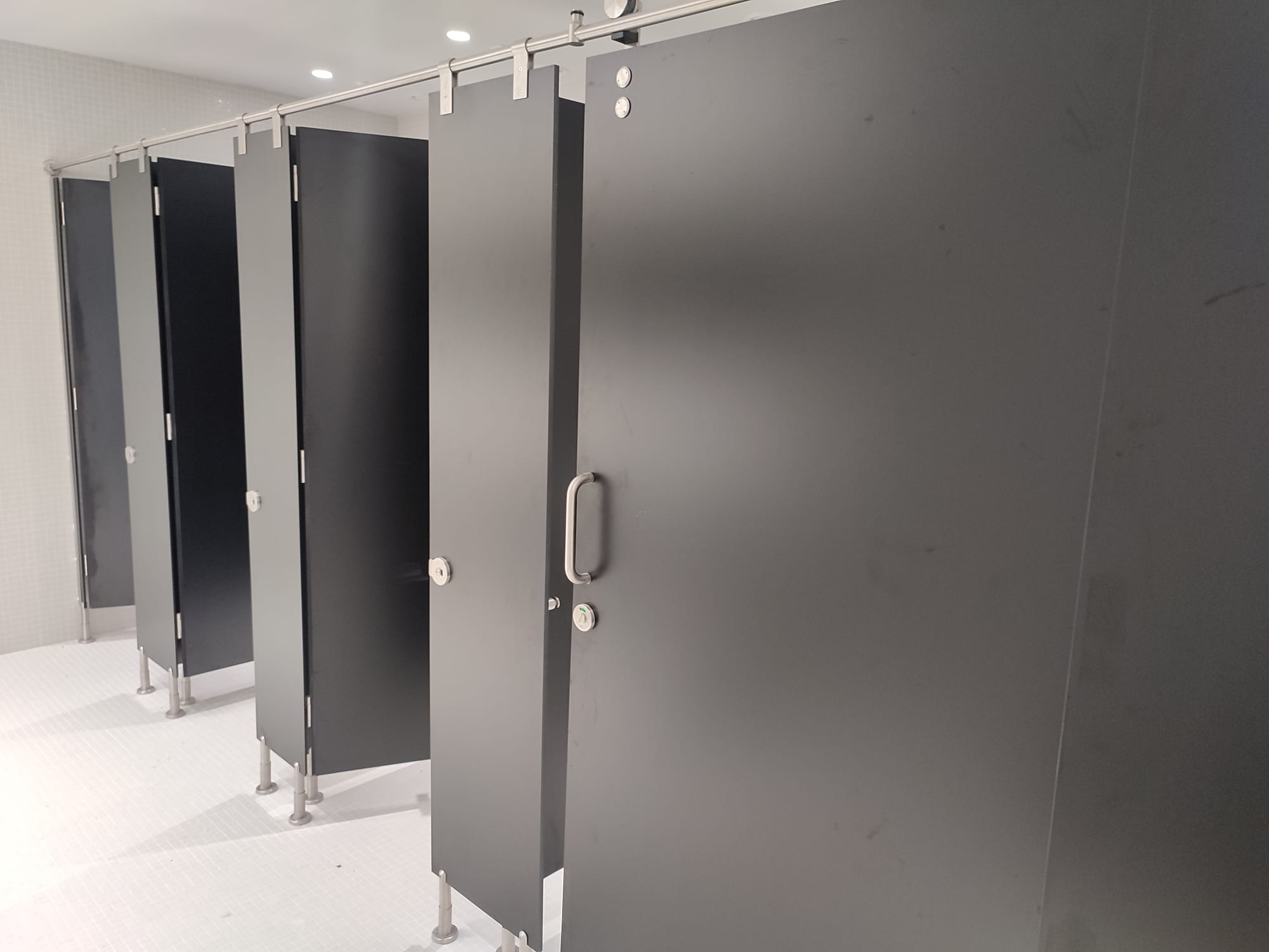 CABINAS FENÓLICAS DE HPL EN CANTABRIA