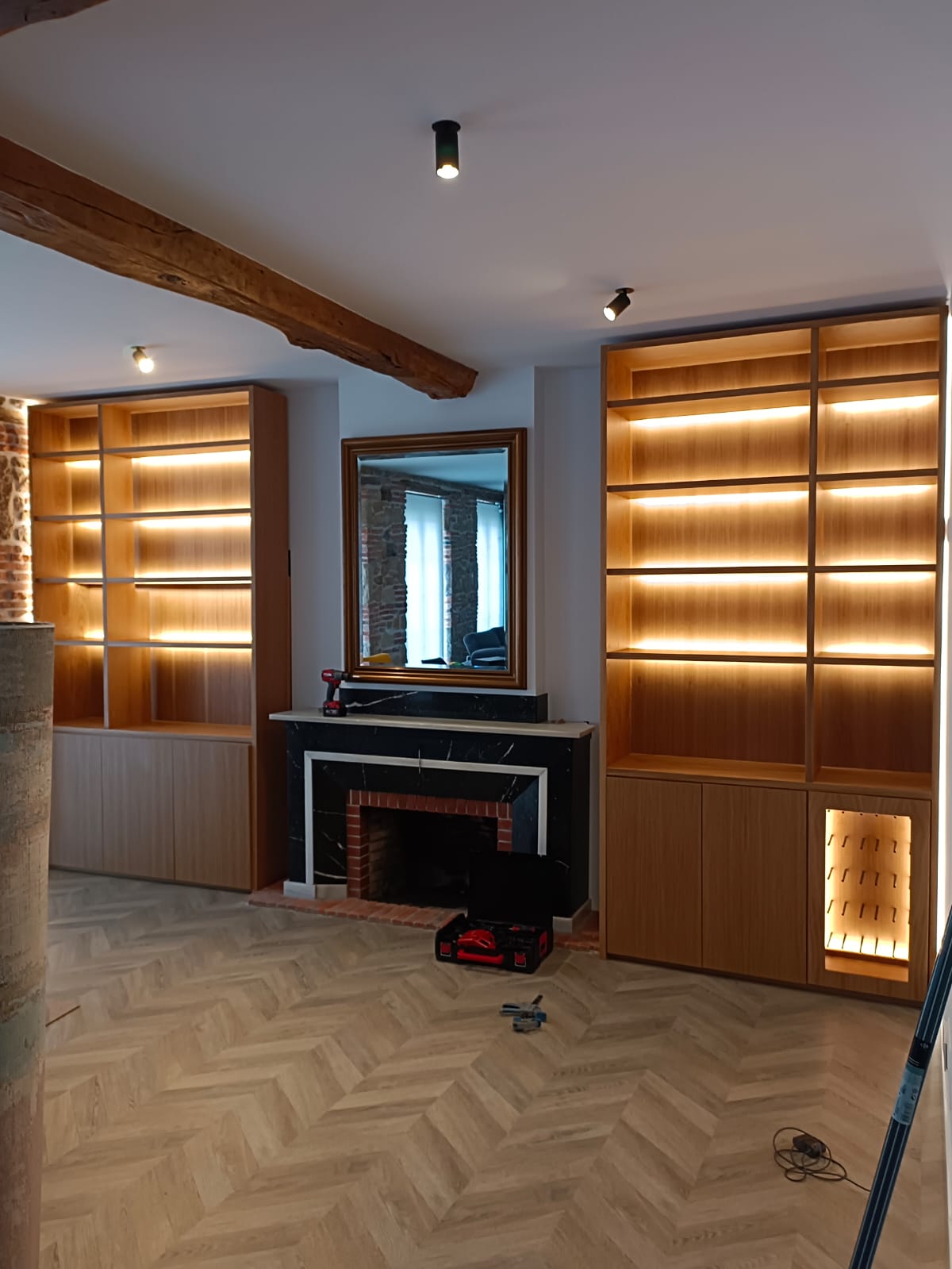 Carpintería en Cantabria: mobiliario de madera a medida con estanteestanterias de madera a medida con luz incorporada