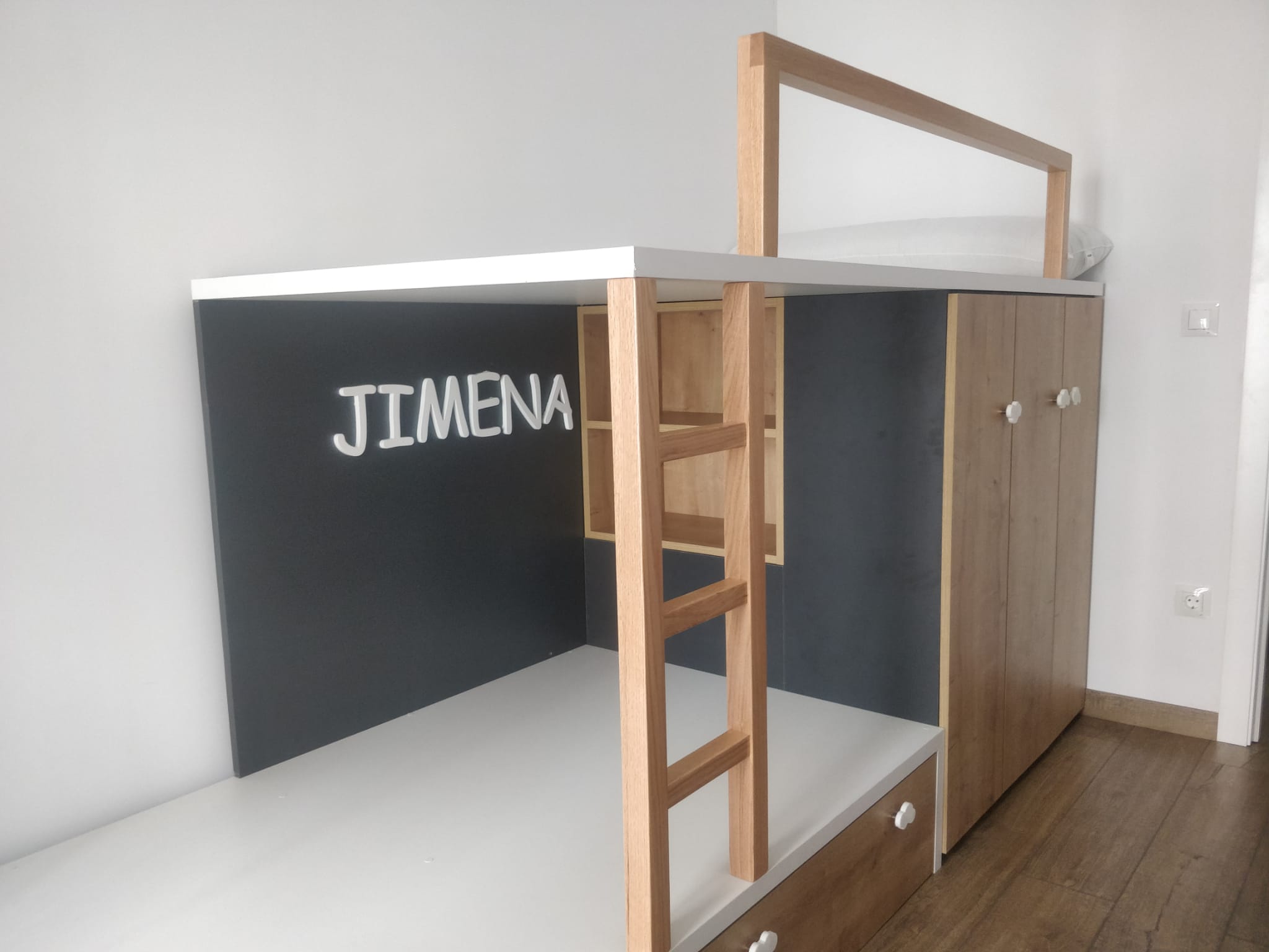 Carpintería en Cantabria: mueble infantil con cama y armario de madera a medida.
