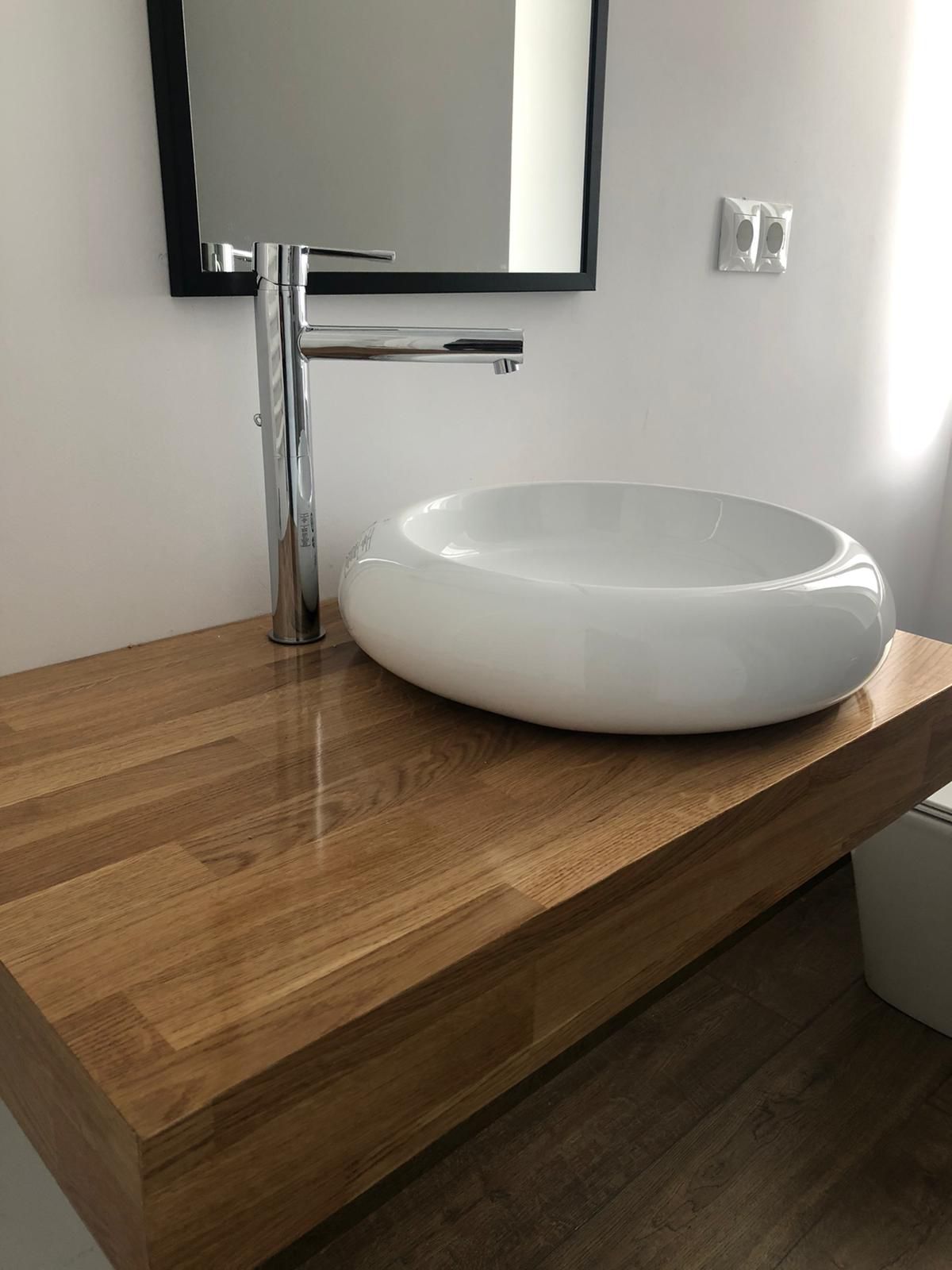 Carpintería en Cantabria: encimera a medida de madera para baño