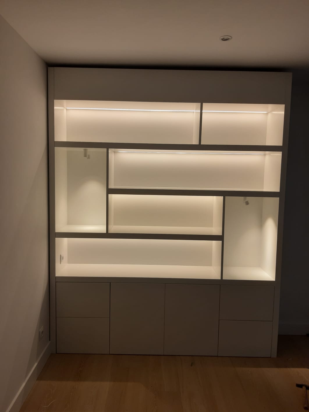 Carpintería en Cantabria: estanterías a medida con luces incorporadas