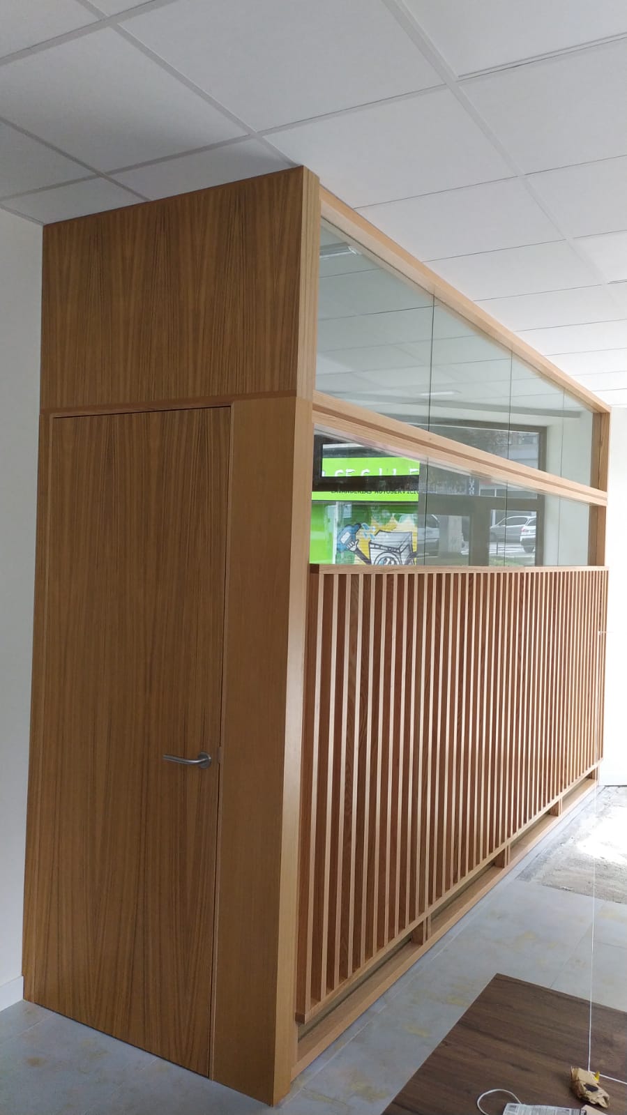 Revestimiento de madera en pared realizado por carpintería en Cantabria