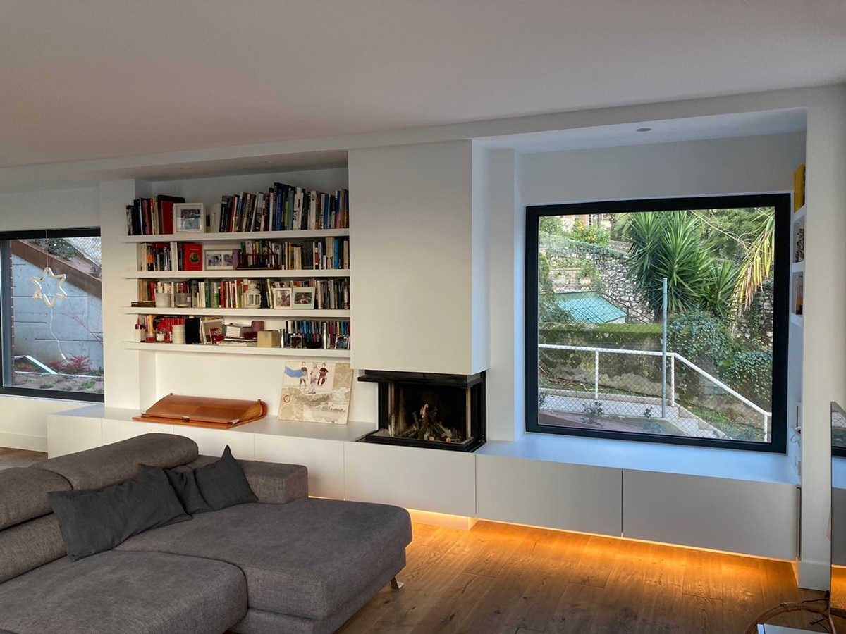 Diseño y fabricación de muebles de madera personalizados para salón realizados por carpinteria en Cantabria Superficie by Mefa