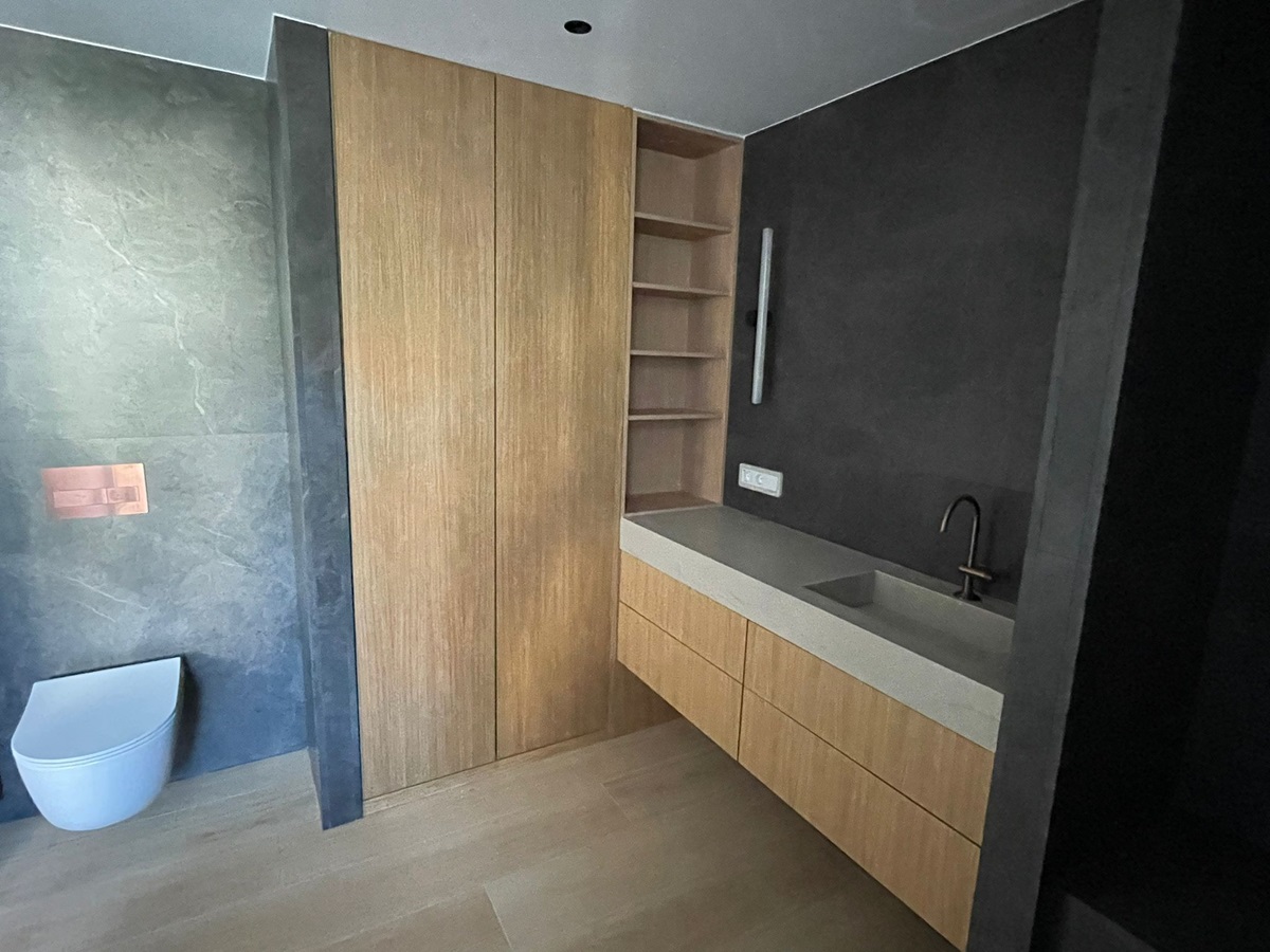 Carpintería en Cantabria: mueble de baño a medida con estanterías modernas y cajones
