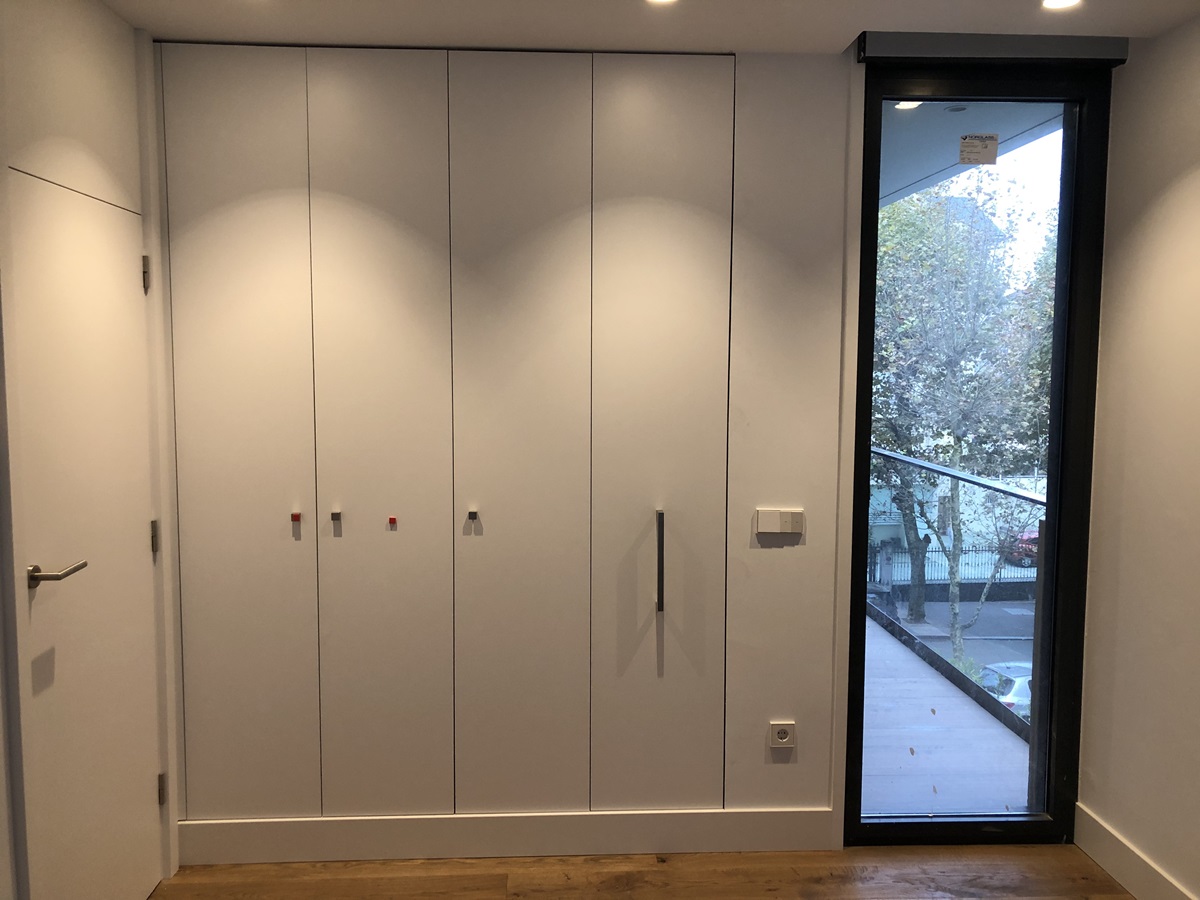 Carpintería en Cantabria: armario a medida de color blanco.