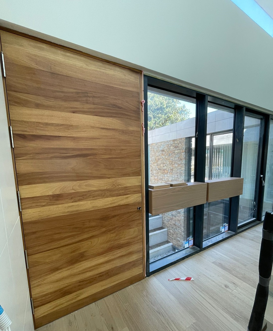 puerta de madera realizada por la carpintería en Cantabria de Superficie by Mefa