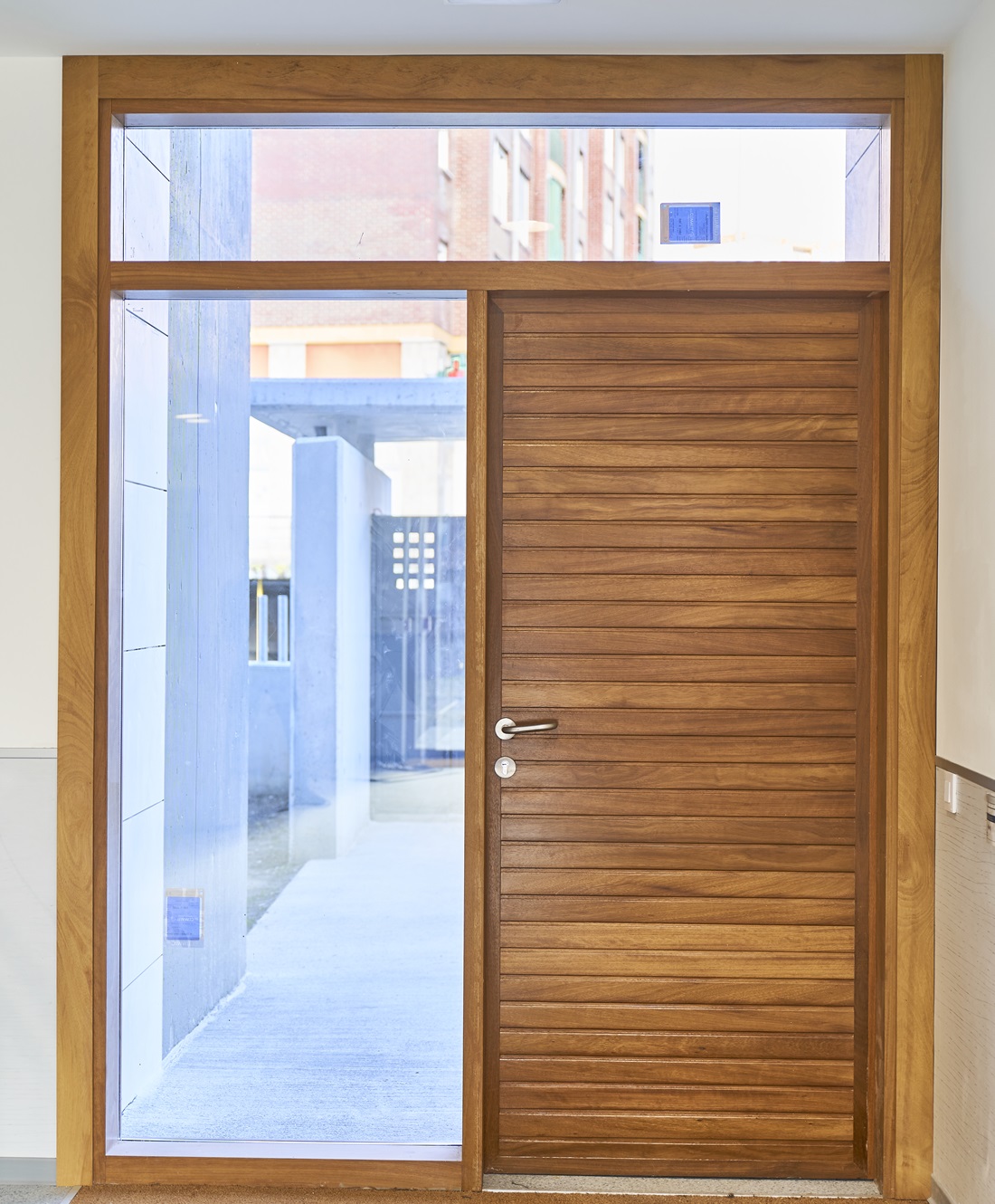 puerta de madera realizada por carpintería en Cantabria de Superficie by Mefa