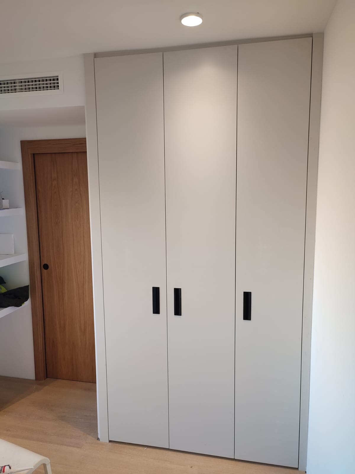 Diseño y fabricación de armarios de madera por carpintería en Cantabria