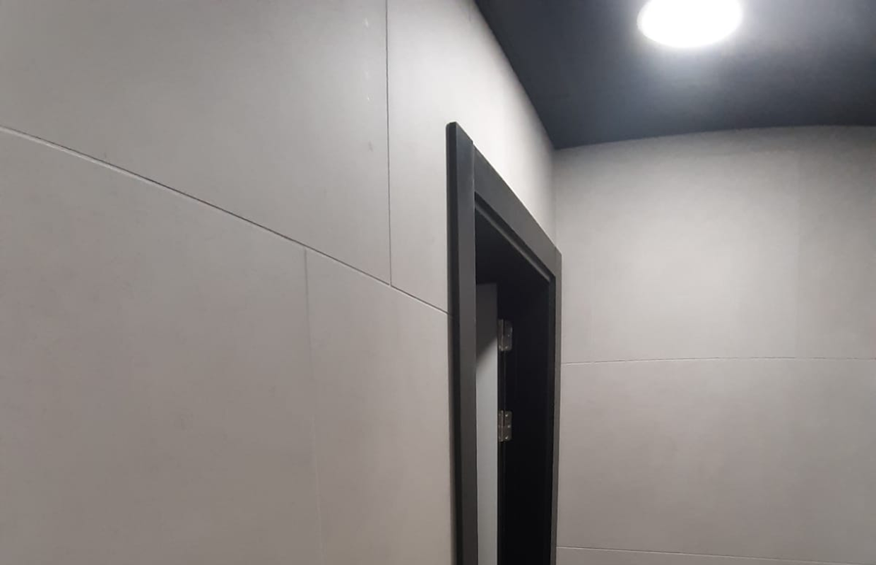 Renueva tus espacios con revestimientos de HPL duraderos y modernos.